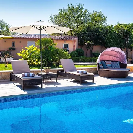 Navis Luxury
