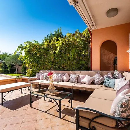 Navis Luxury