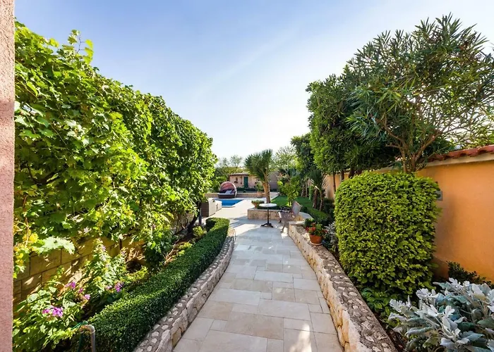 Navis Luxury Villa *